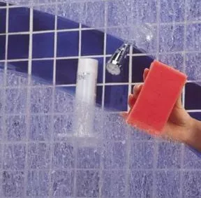 så rengör du duschväggar och glasdörrar enkelt
